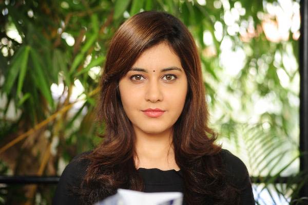 rashi khanna,oohalu gusagusalade,jil,bengal tiger movie,raviteja  డిమాండ్‌ను క్యాష్‌ చేసుకుంటున్న రాశి...!